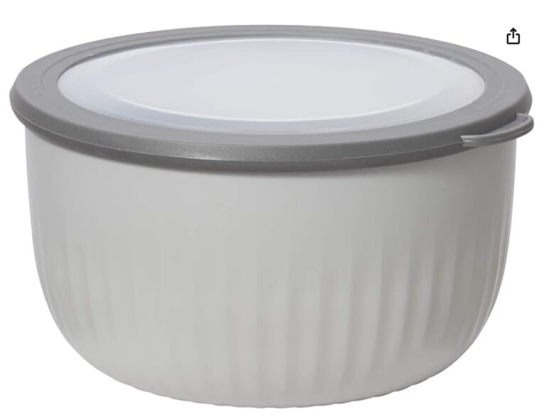 Portable & reusable food storage designed with ribbed base for an effortless grip